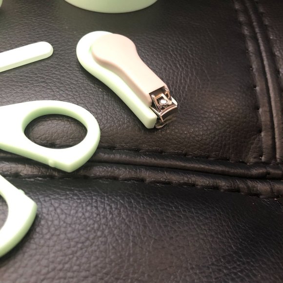 BABY 4-IN-1 NAIL CARE CLIPPER KIT. CLIPPERS, SCISSORS, FILE AND TWEEZER SET - Picture 6 of 10
